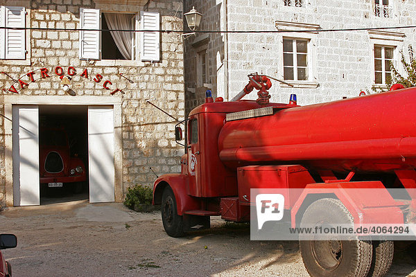 Feuerwehr in dem kleinen Ort Perast  Bucht von Kotor  Montenegro  Europa