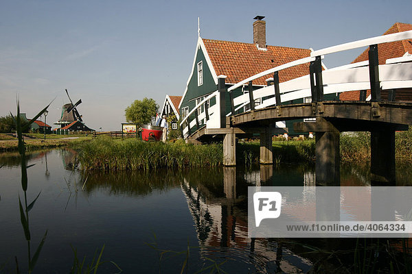 Die charakteristischen Holzhäuser und Windmühlen wie im 17. Jhd im Museumsdorf Zaanse Schans  Zaandam  Niederlande  Europa Holzhäuser