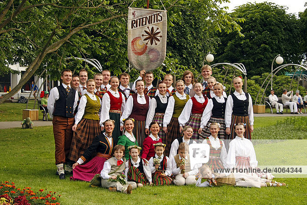 Folkloregruppe in Trachten beim Mittsommerfest in Jurmala  Lettland  Baltikum