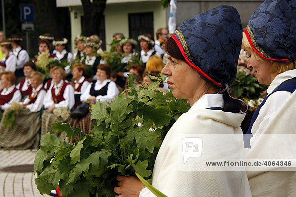 Folkloregruppe in Trachten beim Mittsommerfest in Jurmala  Lettland  Baltikum