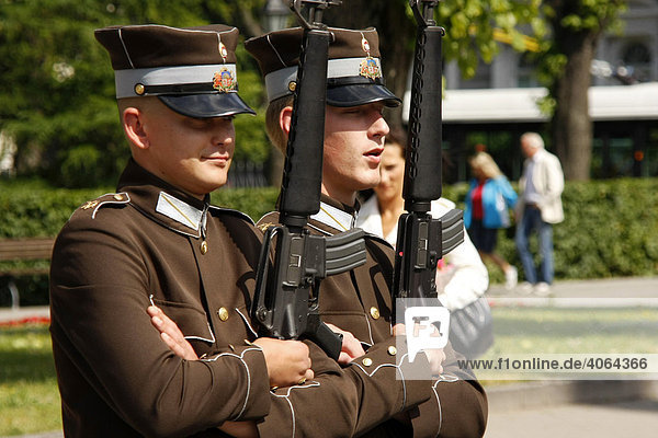 Soldaten bewachen das Freiheitsdenkmal in der lettischen Hauptstadt Riga  Lettland  Baltikum  Europa