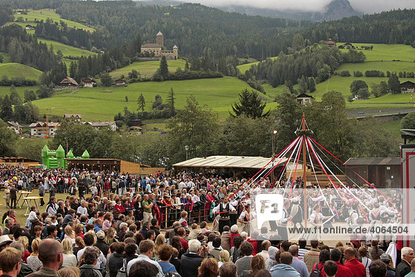 Der traditionelle Sarner Kirchtag in Sarntheim  Sarntaler Alpen  Südtirol  Italien  Europa