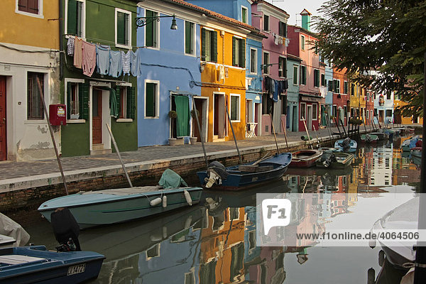 Die Insel Burano in der Lagune von Venedig  bekannt für ihre farbenfrohen Häuser  Venetien  Italien  Europa