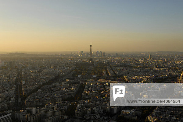 Luftbild Paris mit Eiffelturm und La Defense  Paris  Frankreich  Europa