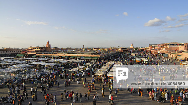 Panoramaaufnahme des Djemma el Fna Platzes in Marrakesch  Marokko  Afrika