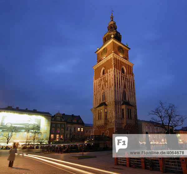 Rathausturm auf dem Marktplatz  Rynek Glowny  bei Nacht  Krakau  Polen  Europa