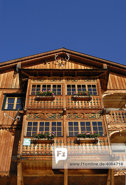 Traditioneller Holzgiebel eines alpinen Hauses  Hallstatt  Salzkammergut  Oberösterreich  Europa