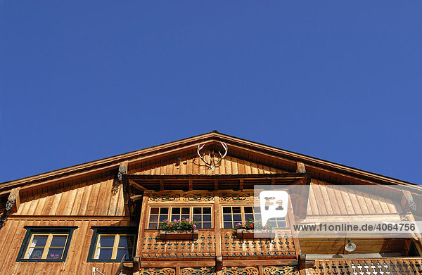 Traditioneller Holzgiebel von Alpenhöfen in Hallstatt  Salzkammergut  Oberösterreich  Europa