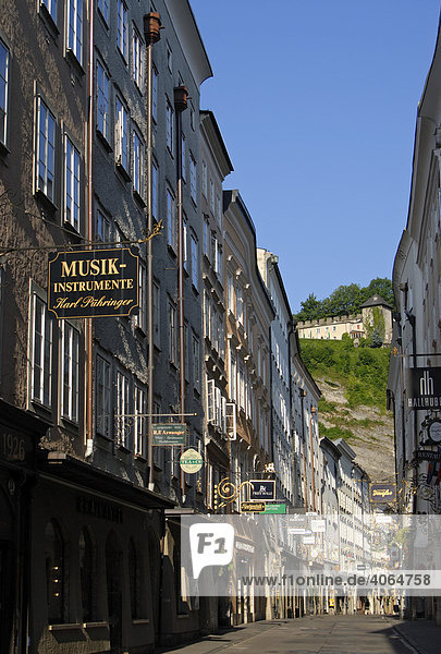 Getreidegasse  elegante Einkaufsstrasse im historischen Zentrum von Salzburg  Österreich  Europa