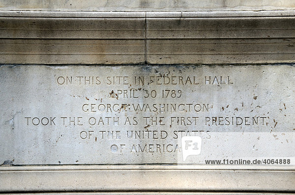 Inschrift auf dem George-Washington-Denkmal vor der Federal Hall  Wall Street  Financial District  Manhattan  New York City  New York  Vereinigte Staaten von Amerika  USA