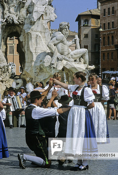 Oberbayerische Volkstanzgruppe  Schongau  Fontana dei Fiumi  Vier-Ströme-Brunnen  Piazza Navona  Rom  Latium  Italien  Europa