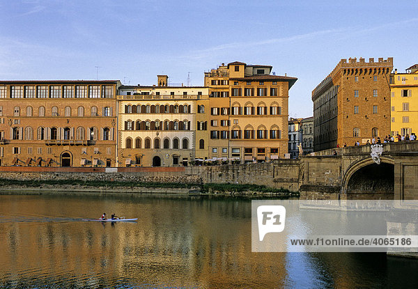 Arno  Palazzo Corsini links  Palazzo Spini-Ferroni rechts  Ponte Santa Trinita  Florenz  Firenze  Toskana  Italien  Europa