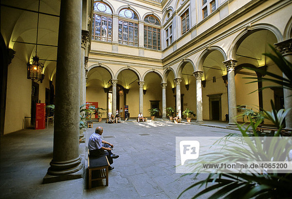 Palazzo Strozzi  inner courtyard  Florence  Firenze  Tuscany  Italy  Europe