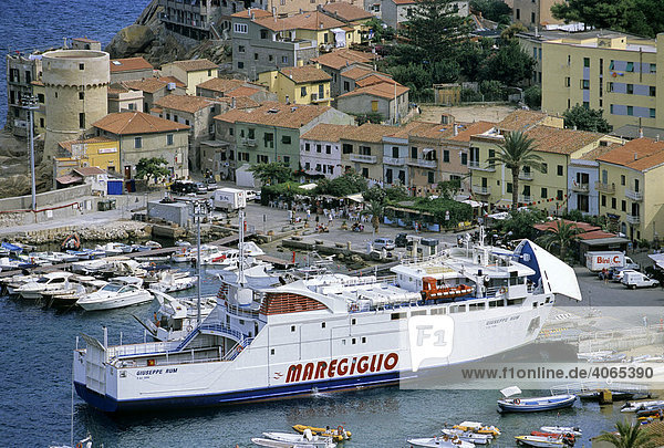 Fährschiff im Hafen von Giglio Porto  Isola del Giglio  Provinz Grosseto  Toskana  Italien  Europa