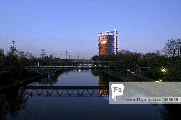 Landmarke Gasometer  Rhein-Herne-Kanal  Oberhausen  Ruhrgebiet  Nordrhein-Westfalen  Deutschland  Europa