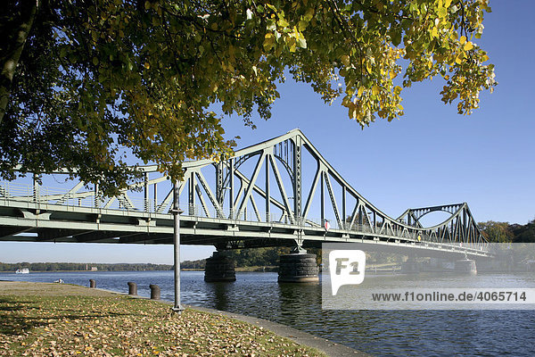 Glienicker Brücke zwischen Berlin und Potsdam  Berlin  Potsdam  Brandenburg  Deutschland  Europa