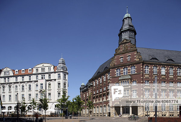 Altes Postamt und Jugendstilfassaden am Bahnhofsvorplatz  Gelsenkirchen  Ruhrgebiet  Nordrhein-Westfalen  Deutschland  Europa