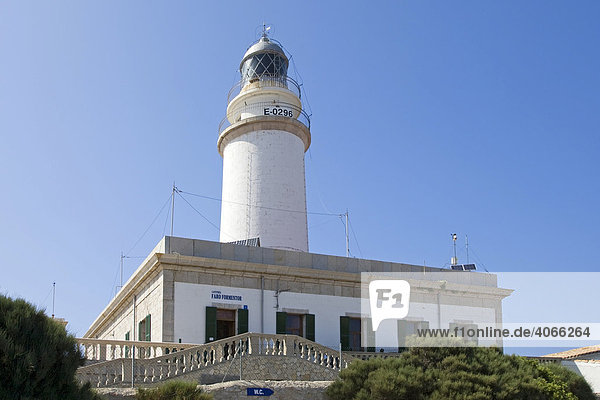 Leuchtturm mit Cafe am Cap Formentor  Mallorca  Balearen  Spanien  Europa