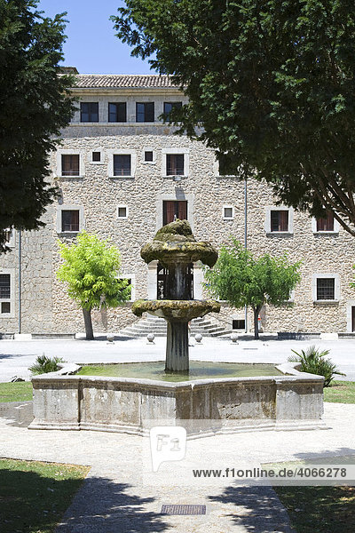 Brunen auf dem Vorplatz des Knabenklosters Santuario de lluc  Gemeinde Escorca im Talkessel des Serra Tramuntana auf Mallorca  Balearen  Spanien  Europa