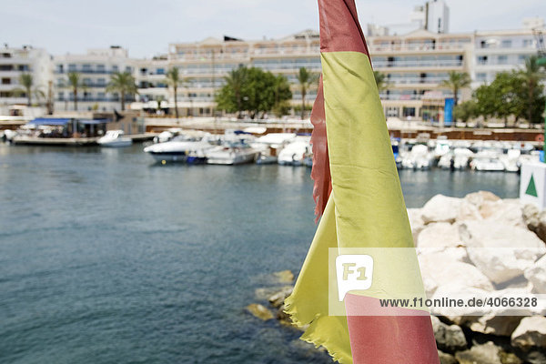 Spanische Fahne im Fahrtwind auf einem Schiff im Hafen von Cala Bona  Mallorca  Balearen  Spanien  Europa