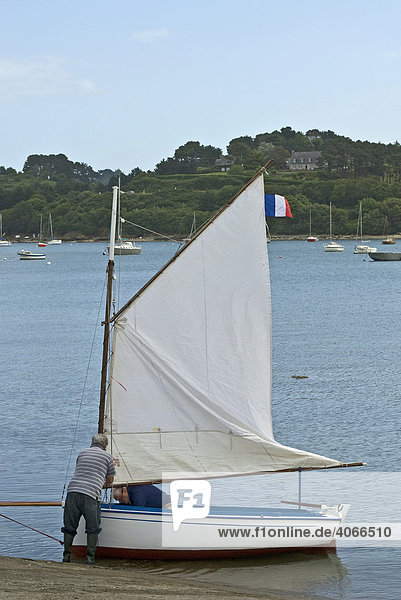 Zwei ältere Herren machen ein kleines Segelboot klar  Kerneléhen  Bretagne  Frankreich  Europa