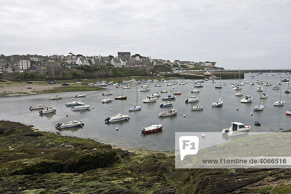Boote im Hafen und Häuser von Le Conquet früher ein Seeräuberort Bretagne Frankreich Europa