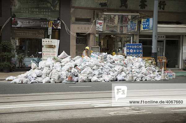 Müllberg am Straßenrand  Hongkong  China  Asien