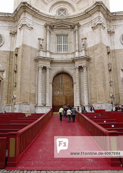 Rote Festbänke für Osterprozessionen  Kathedrale von Cadiz  Andalusien  Spanien  Europa