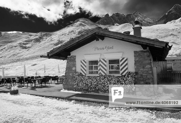 Flexn Häusl am Flexn Pass  Arlberg  Infrarot schwarzweiß  Vorarlberg  Österreich  Europa