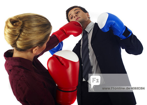 Frau schlägt Mann mit Boxhandschuhen