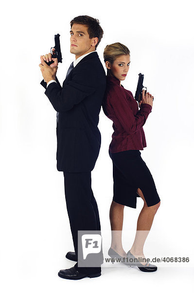 Mann und Frau mit Rücken zueinander mit Pistolen vor Duell