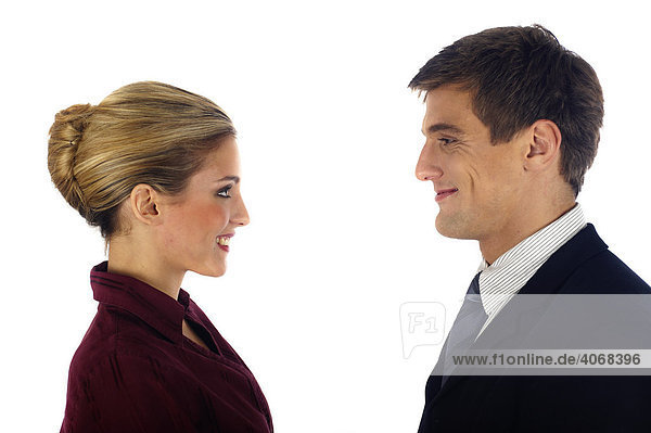 Mann und Frau lächeln sich an