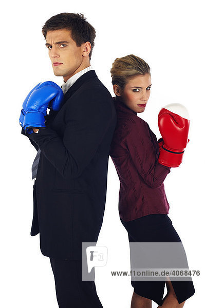Mann und Frau stehen Rücken an Rücken mit Boxhandschuhen