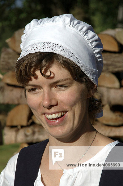 Portrait lächelnde junge Frau in alter Landtracht mit Haube,  Bayern,  Deutschland,  Europa