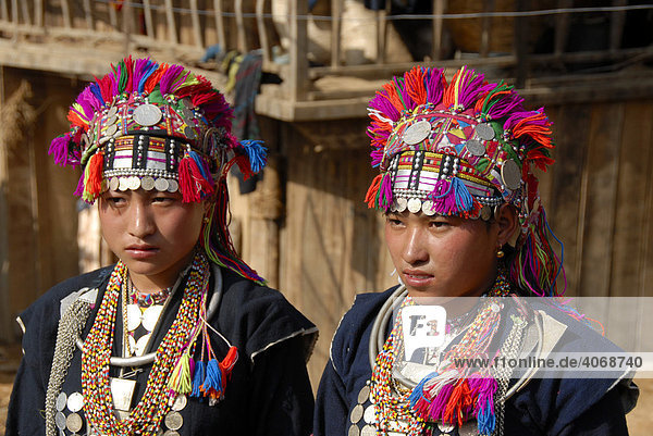 In bunte traditionelle Tracht gekleidete junge Frauen der Akha Ethnie  Ban Noi bei Muang Mai  Phongsali Provinz  Laos  Asien