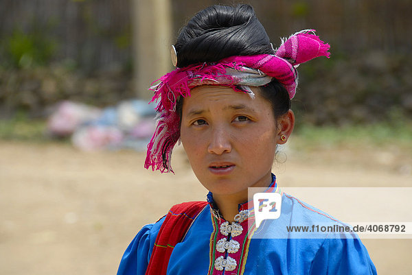 Frau der Tai Dam Ethnie in traditioneller Tracht  Muang Mai  Phongsali Provinz  Laos  Südostasien