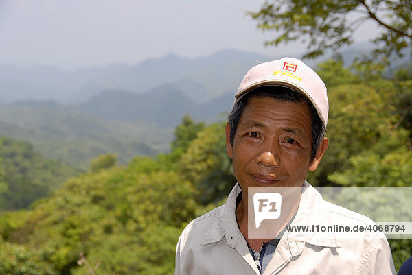 Laote  Portrait  in ursprünglicher Berglandschaft  Phongsali Provinz  Laos  Südostasien