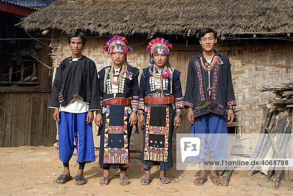Junge Männer und Frauen der Akha Loma Ethnie in bunter traditioneller Tracht gekleidet  Ban Noy  Phongsali Provinz  Laos  Südostasien