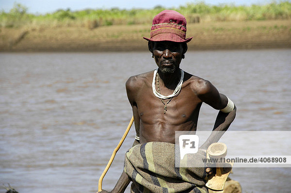 Magerer Mann mit Hut am Omo River  Volk der Dashenesh  Äthiopien  Afrika