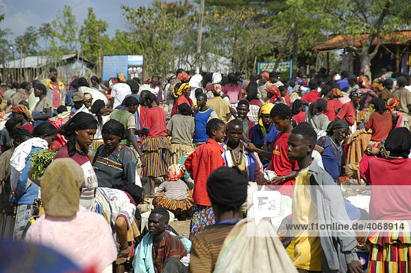 Many people  busy market  market in Konso  Ethiopia  Africa