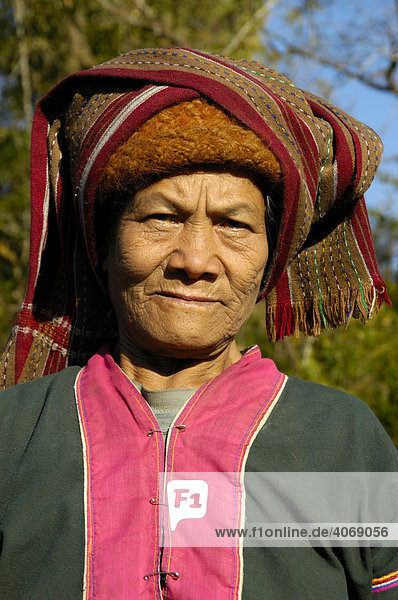 Portrait  Frau in traditioneller Tracht mit Turban  bei Pindaya  Shan State  Birma  Südostasien