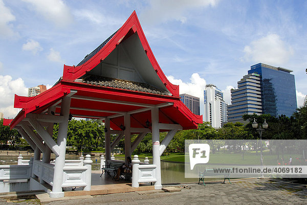 Kleiner Tempel mit rotem Dach vor modernen Hochhäusern  Queens Park  Bangkok  Thailand  Südostasien  Asien