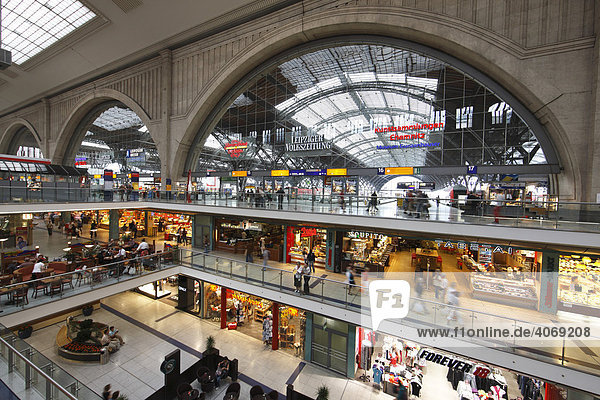 Hauptbahnhof mit Einkaufspassagen  Leipzig  Sachsen  Deutschland  Europa