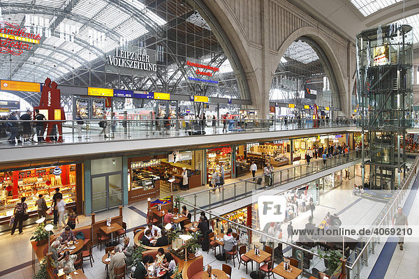 Central Station with shopping arcades  Leipzig  Saxony  Germany  Europe
