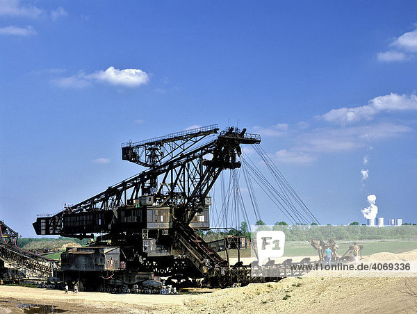 Tagebau bei Zwenkau  Abraumbagger  Kühltürme des Kraftwerks Lippendorf bei Leipzig  Sachsen  Deutschland  Europa