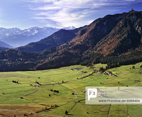 Schwaigen bei Eschenlohe  Ettaler Mandl  Werdenfels  Wettersteingebirge  Oberbayern  Bayern  Deutschland  Europa  Luftbild