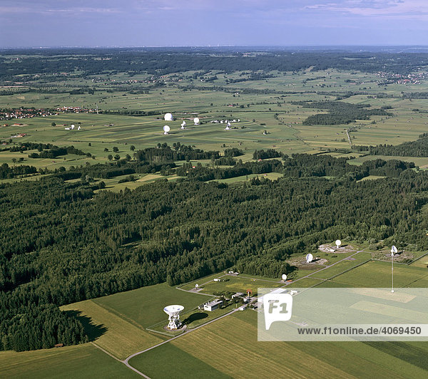 Deutsches Zentrum für Luft- und Raumfahrt Lichtenau bei Wessobrunn  hinten Erdfunkstelle Raisting  Satelliten-Antennen  Oberbayern  Bayern  Deutschland  Europa  Luftbild