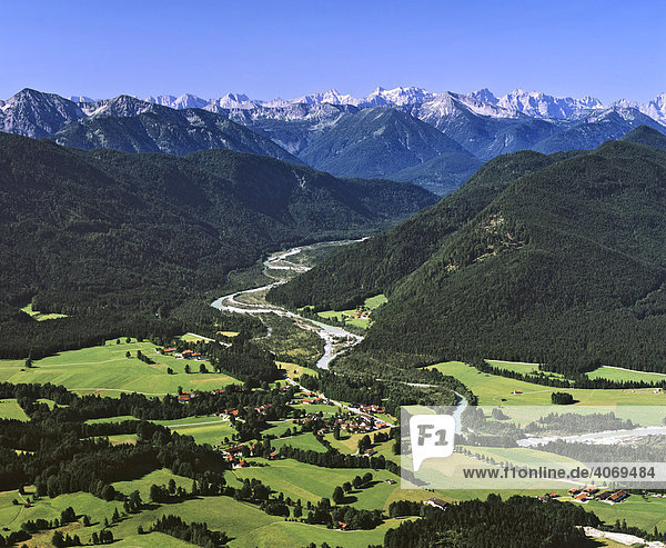 Isarwinkel bei Lenggries  Isartal  Isar  Karwendelgebirge  Tölzer Land  Oberbayern  Bayern  Deutschland  Europa  Luftbild