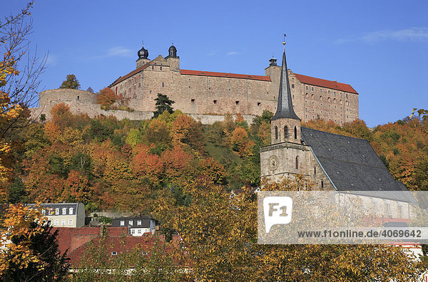 Plassenburg und Petrikirche in der Altstadt von Kulmbach  Oberfranken  Bayern  Deutschland  Europa