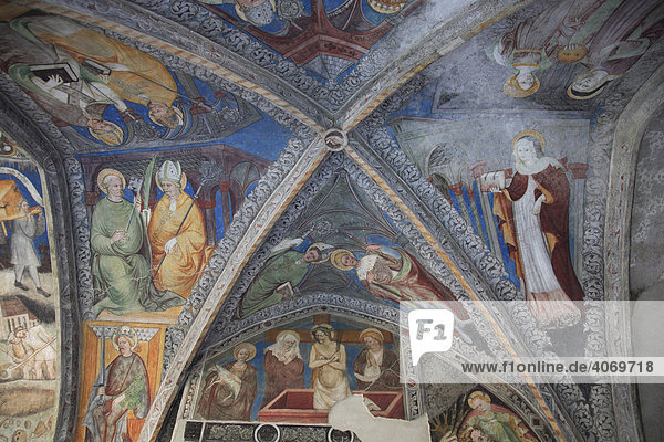 Fresken im Brixner Kreuzgang am Dom Mariae Aufnahme in den Himmel und St. Kassian zu Brixen  Südtirol  Italien  Europa